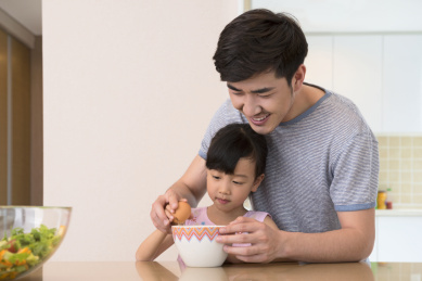 父亲和女儿做饭