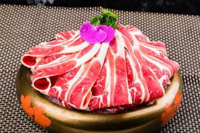 陶盘里的火锅配菜牛肉