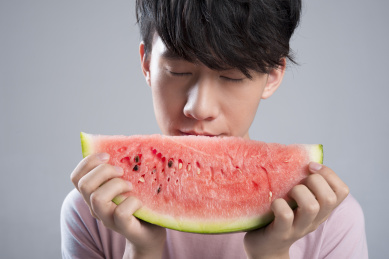 年轻人吃西瓜