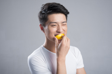 年轻人吃柠檬