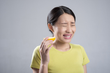 年轻女子吃柠檬