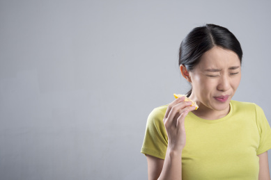 年轻女子吃柠檬