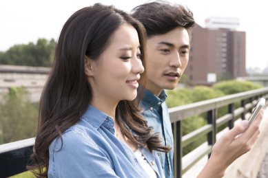 使用智能手机的屋顶广告内容