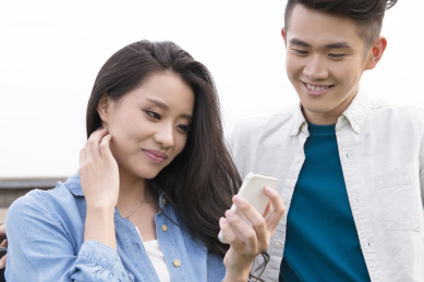 使用智能手机的屋顶广告内容