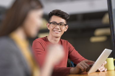 具有休息室咖啡创意商务人士