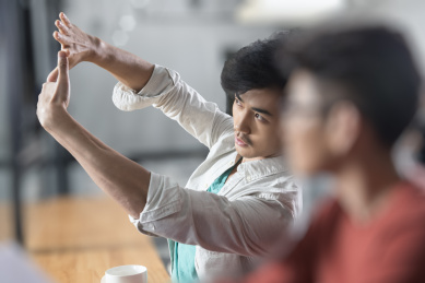 创意商业在休息室里讨论