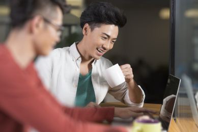 创意商业在休息室里讨论