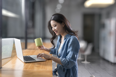 在休息室里用笔记本创意商人