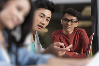 创意商业在休息室里讨论