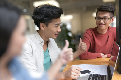 创意商业在休息室里讨论