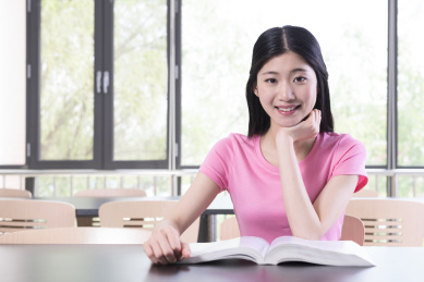 大学生在图书馆学习