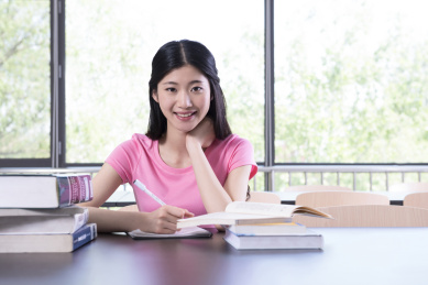 大学生在图书馆学习