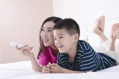 母亲和儿子在看电视睡觉