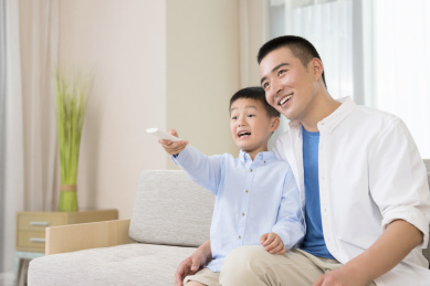父亲和儿子看电视