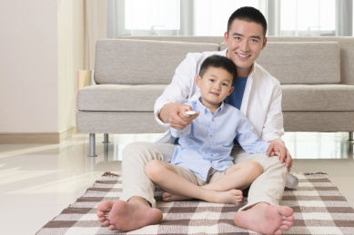 父亲和儿子看电视