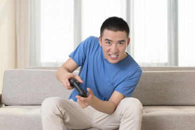 年轻人玩视频游戏 男人