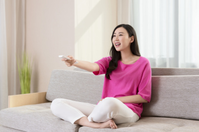 年轻女子看电视