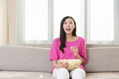 年轻女子看电视