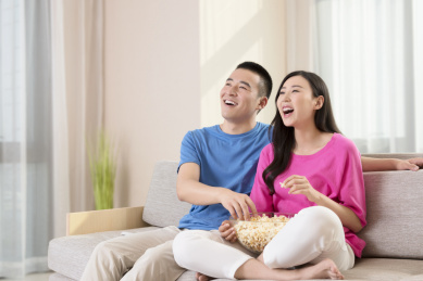 年轻的情侣看电视