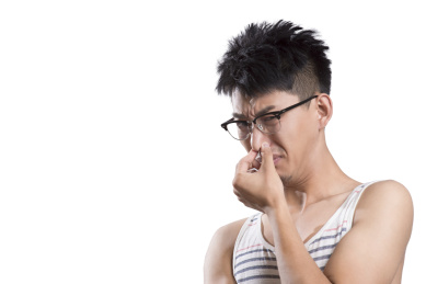 肖像年轻男子拿着鼻子