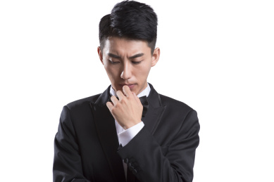 肖像年轻的新郎担心