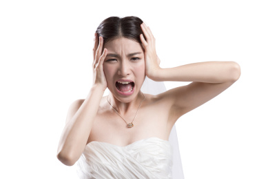 肖像年轻的新娘吓得