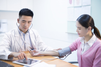 医生测量病人血压