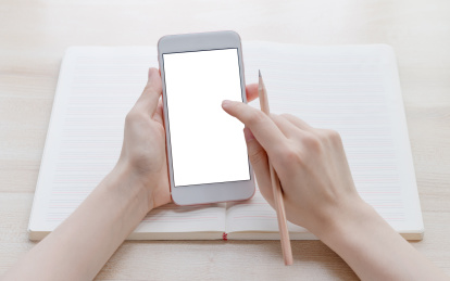 女青年的手拿着空白屏幕的手机