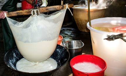 豆浆过滤/中国传统手工布包豆腐制作过程