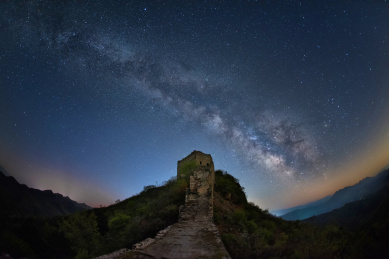 夜空银河下的长城