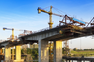 蓝天下正在施工建设中的桥梁