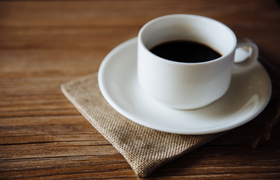 白色咖啡杯 木纹  牛角面包 大麦 精品咖啡