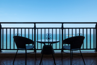 度假 阳台 酒店 海景 沙滩 夏日 阳光 蓝天 晴天