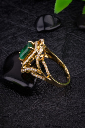 祖母绿宝石18K金戒指在深色的背景中