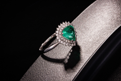 祖母绿宝石18K金戒指在深色的背景中