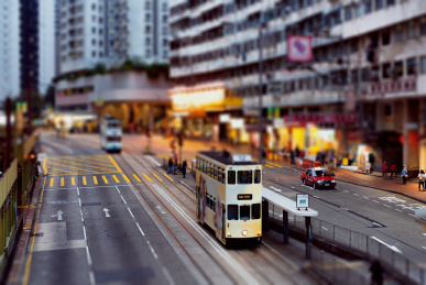 香港叮叮车飞驰在路上