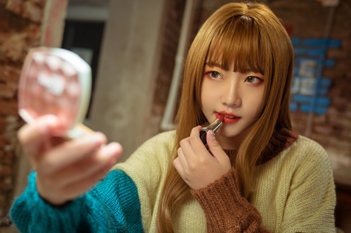 化妆中的少女