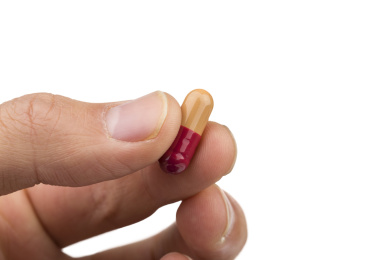 手拿着一粒胶囊 医药健康