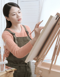 认真画画的人在工作室里思考中