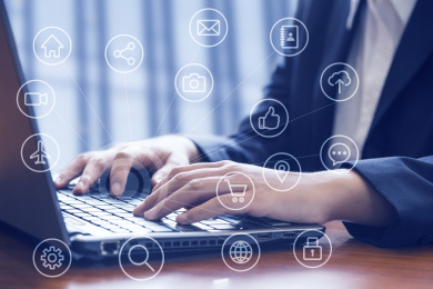 女商人在办公室使用笔记本电脑