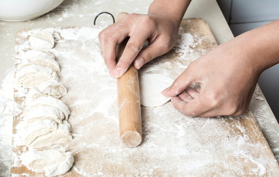 擀饺子皮包饺子 亚洲