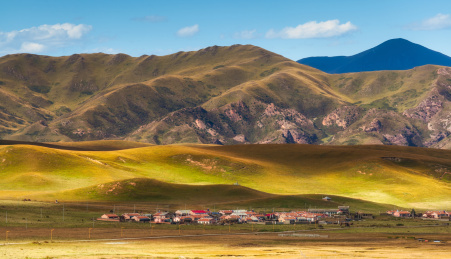 中国甘肃甘南郎木寺镇山下的村落风光