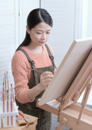 亚洲女子在室内画画