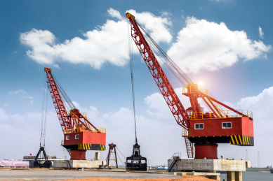 码头上的吊机 码头吊机