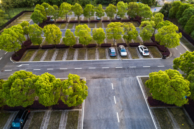 航拍现代都市办公楼的露天停车场