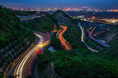 汽车在夜间山区行驶