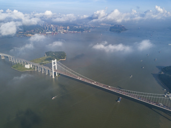 航拍云层下的虎门大桥