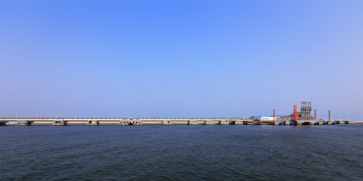 液化天然气LNG接收站码头卸料臂管道储罐蓝天白云大气形象图