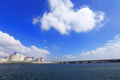 液化天然气LNG接收站码头卸料臂管道储罐蓝天白云大气形象图