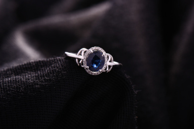 晶亮的蓝宝石坦桑石戒指在一个纯黑色的背景里